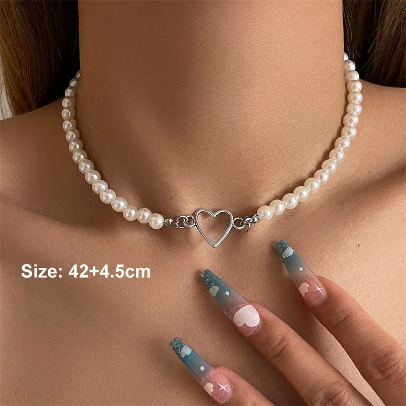 Collier avec pendentif en perles d'imitation