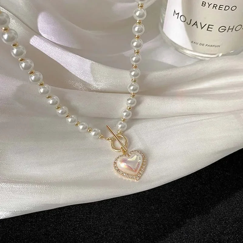 Collier avec pendentif en perles d'imitation